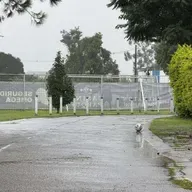 Bajo el agua y a puertas cerradas: Atlético desafió la lluvia con la mente puesta en Gimnasia