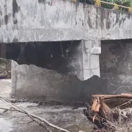 Comuneros de Huauchinango, entre un puente roto y el cobro de peaje ilegal.