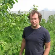 Jānis Kapačs Ābeļu pagastā audzē augļu kokus. Pirmās ābeles iestādīja kopā ar vectēvu