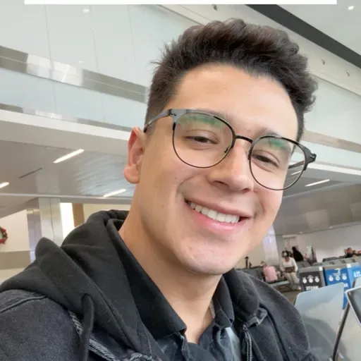 En El Aeropuerto - Quienes Somos, no de Donde Somos.