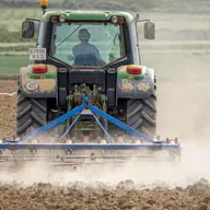 Breves de actualidad:  El paro en el sector agrícola descendió en mayo un 2,77 %