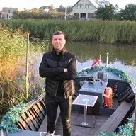 Piekrastes zvejnieks Artūrs Jakobsons arī vizina tūristus ar 100 gadus vecu koka laivu