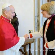 Episodio 1279: Arzobispa En Roma Imparte Bendición En Tumba San Pedro y es recibida por el Papa León XIV