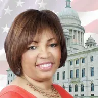 Grace Diaz, Candidata a Representante Estatal por el Distrito 11 de Providence, participa en la Serie "El Candidato Responde" en Poder 102.1 FM, donde comparte sus propuestas y visión para el desarrollo de Rhode Island.