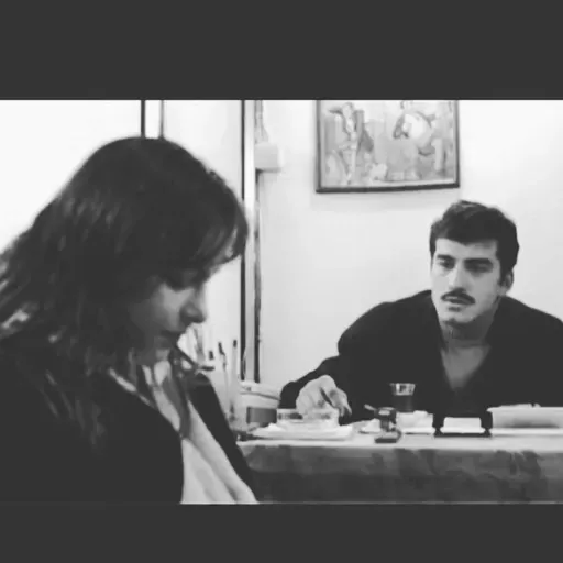 Duvarda asılı resminle, bir benden bir sen geçiyor