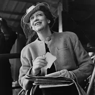 Nace Elizabeth Arden (1884)