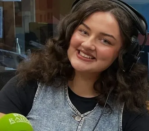 Sinéad Ní Chuinn, léirmheastóir ealaíona.