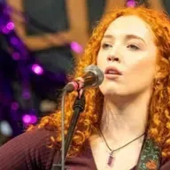 Cathy Nic Cionnaith, amhránaí agus ceoltóir.