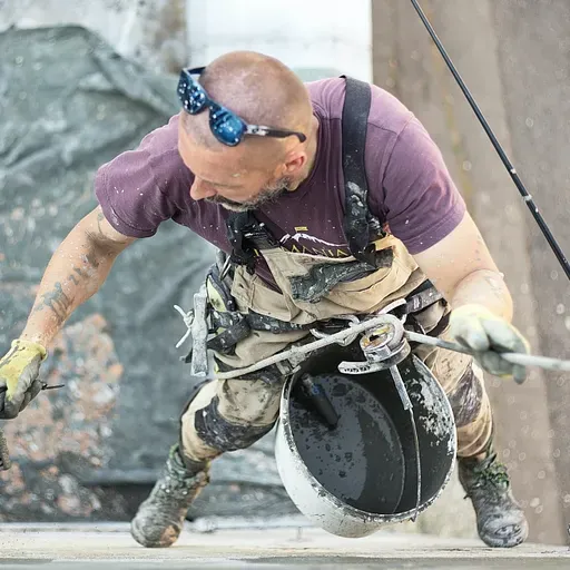 Darba drošība: visbiežāk cilvēki gūst traumas paklupšanas vai paslīdēšanas dēļ