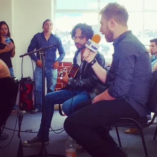 Halter nos visita en cabina de radio 1075 FM Echame la mano