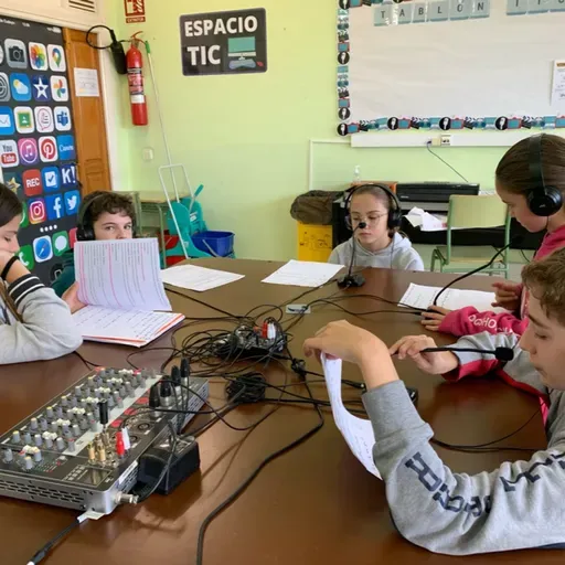 6A Nacho - Jana, Bruno D, Irene, Clara and Jaime A describing themselves