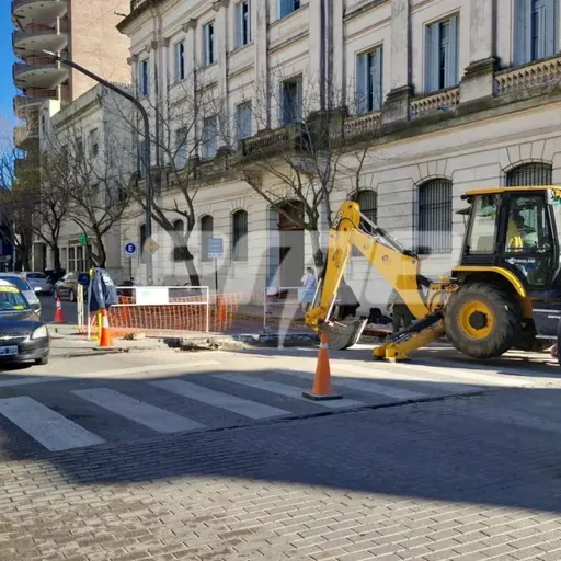 Corte de tránsito en el centro de Santa Fe por trabajos de reparación en calle General López