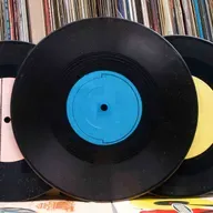 Auge, caída y renacimiento del disco de vinilo: el formato que inventó la industria musical