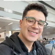 En El Aeropuerto - Quienes Somos, no de Donde Somos.