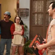 Chespirito estreia com fofocas e brigas dos bastidores do Chaves e a inspiradora vida do seu criador