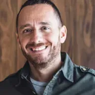 CON NICOLÁS ARTUSI ENTRE CAFÉS LIBROS Y RADIO