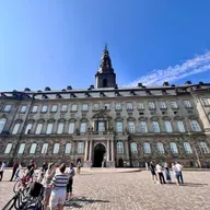Ordet 'reform' optræder 38 gange i regeringsgrundlaget. Men hvad er en reform egentlig?
Hjælp til den brede befolkning
Afskaffelsen af børnearbejde
Den største reform af dem alle: velfærdsstaten
Hvad så med den nye centrum-venstre regering?
Finansieringen af reformer
Ord skaber virkelighed
Kan reformerne gennemføres?