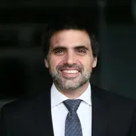 Detrás de las Palabras: Gabriel Caamaño, economista