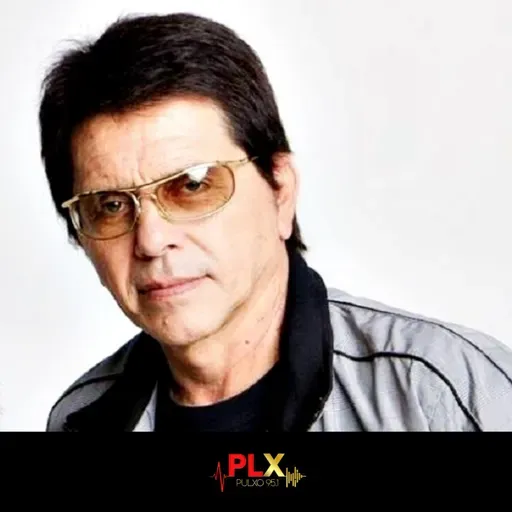 El folklorista Roberto Carabajal, combatiendo el fuego en su casa de Villa del Lago