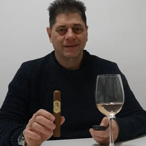 #tabacoyvino by Carmelo Di Fazio tabaco creado en honor a la familia: Doña Nieves, El Galán Cigars. Una delicia.