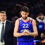 3 Kısa #57 | Fener’de Covid pozitif vakalar, Playoff tahminlerimiz, Favori Efes