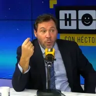 Óscar Puente propone viajar de pie en el tren: "Esto es habitual en Europa"