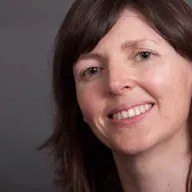 Príomhscéalta na bPáipéar Nuachta.