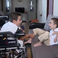 Մայրը հույսով սպասում է, որ մի օր որդիներին կասի՝ «վեր կաց ու քայլիր»