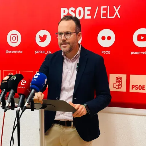 El PSOE acusa al alcalde del PP en Elche de abrir la puerta a “discursos de odio de Vox” en el pleno del Ayuntamiento
