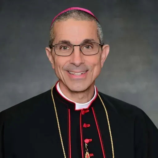 El Obispo James Ruggieri comparte con Poder 102.1 FM detalles sobre la Misa en Honor a la Virgen de la Altagracia en la Catedral San Pedro y San Pablo de Providence y reflexiona sobre su experiencia pastoral como Obispo en Maine.