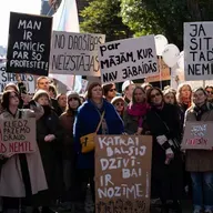 Vairāki simti cilvēku pie Saiemas protestē pret izstāšanos no Stambulas konvencijas