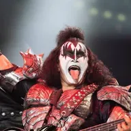 BREVES: KISS FOREVER