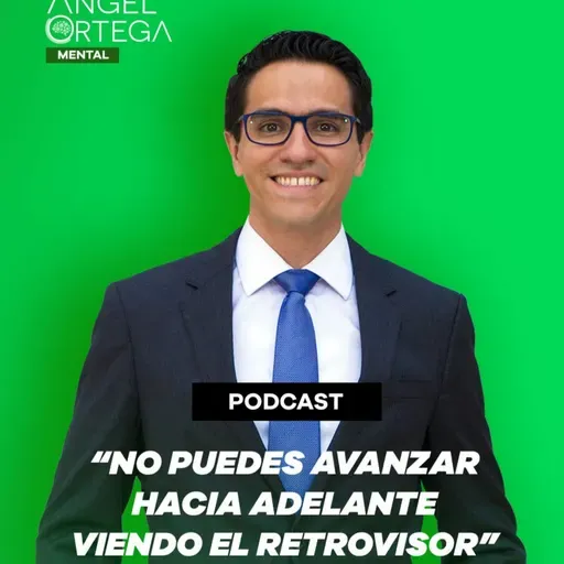 No puedes avanzar hacia adelante viendo el retrovisor