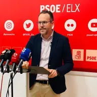 El PSOE acusa al alcalde del PP en Elche de abrir la puerta a “discursos de odio de Vox” en el pleno del Ayuntamiento