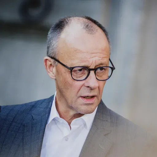 Die Woche vom 18.10. bis 24.10.2025 - Migration: Diskussion wegen Kanzler Merz, EU beschließt neue Strafen gegen Russland, Liefer-Probleme bei Computer-Chips