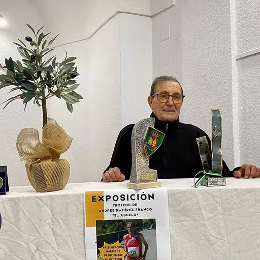 Andrés Ramírez Franco expone parte de sus trofeos y medallas en el Centro Cultural