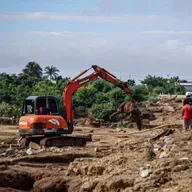 Nhân chứng kể giây phút vỡ hồ chứa tự đắp trên núi Tuy Phong làm một bé gái tử vong