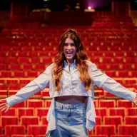 Humorista da vida do CLT: 'Burnout começa quando você se diminui para caber no outro'