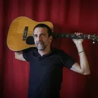 Manel Cruz: “Vejo a arte como uma profissão: quantas horas trabalhas, que impostos pagas, se é preciso uma oficina... Não me sinto mais que um trolha”