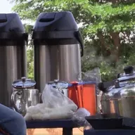 Vente de thé préparé à Niamey : une alternative pour des jeunes (Magazine)