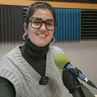 Carolina López presenta en Radio San Ignacio su primer poemario: "Tormento entre dragones"