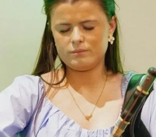 Síofra Ni Mhóráin, ceoltóir agus amhránaí.