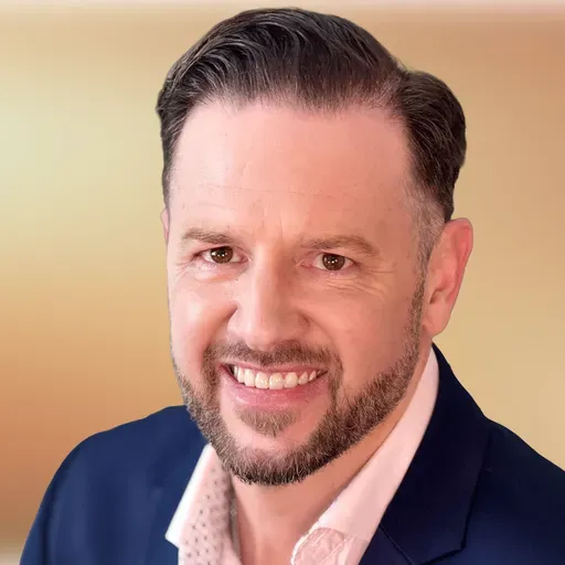 🎙️New Episode: How To Build Real English Speaking Confidence, & Stop Doubting Yourself in Business English & Real Life with John Kundly | Real English Conversations Podcast for Global Professionals