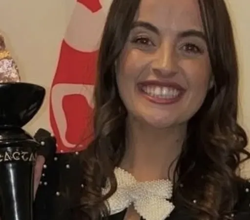 Kateyln Hayes, craoltóir.