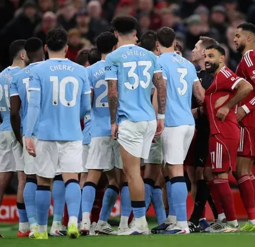 Enski boltinn - Titilbaráttan á lífi, fjórir í röð og hátt fall Liverpool