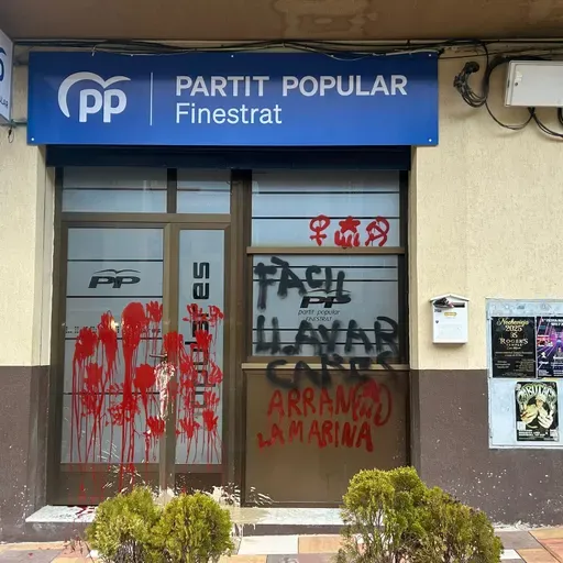 La sede del PP de Finestrat, atacada con pintadas: "Fàcil llavar cares"