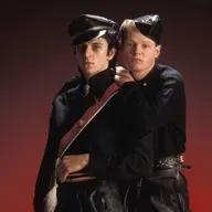 Devenir gris…, derrière le Visage de neo romantique un lieu mythique : le Blitz