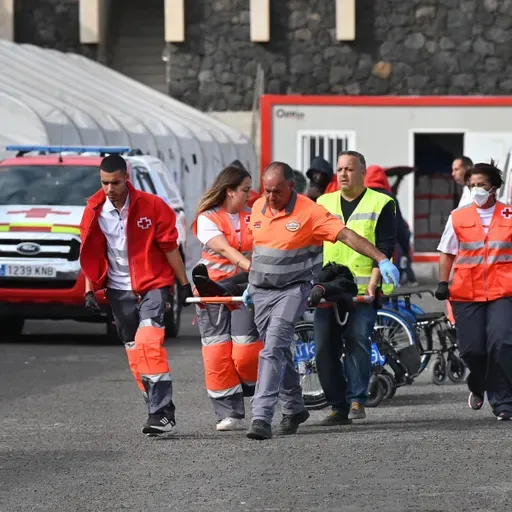 Carreteras Secundarias | ‘Equipo patera’: así trabajan los médicos del hospital de El Hierro cuando llega un cayuco