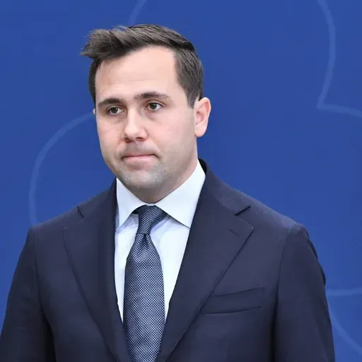 Sweden-Somalia deal, internet forum CEO not guilty, Swedish goalie quits, textiles can go in trash again