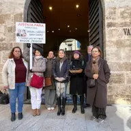 Las víctimas de la DANA 'entregan' carbón a Carlos Mazón: "No vamos a dejar pasar página"